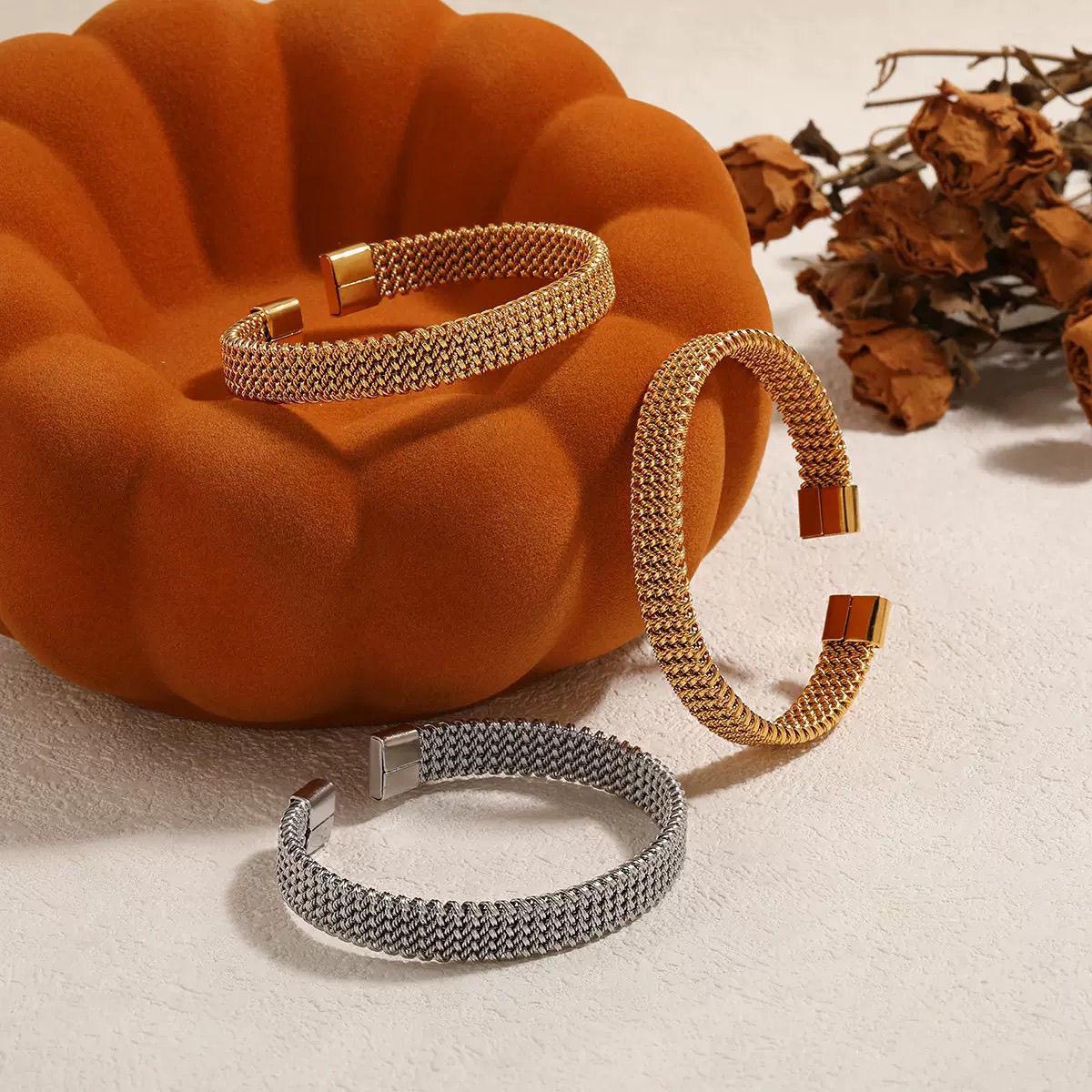 Circular soft titanium steel bracelet