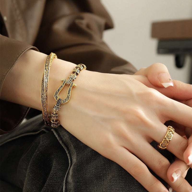 U-shaped Chinese knot horse hoof bracelet