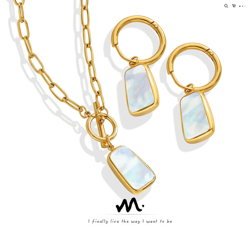 Long-shaped pendant necklace with lustrous and elegant earrings