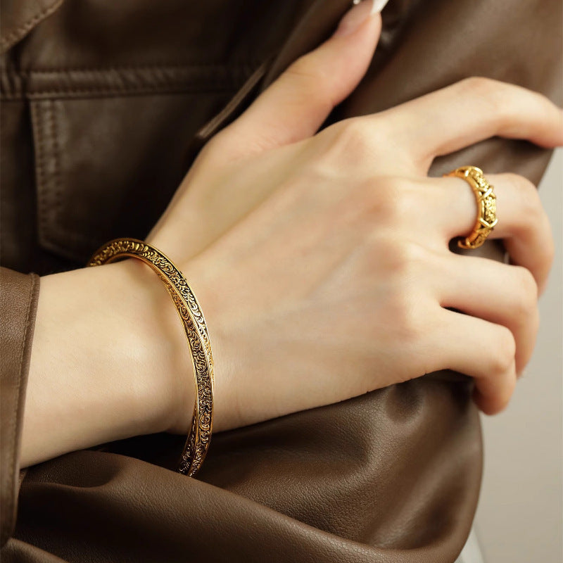 U-shaped Chinese knot horse hoof bracelet