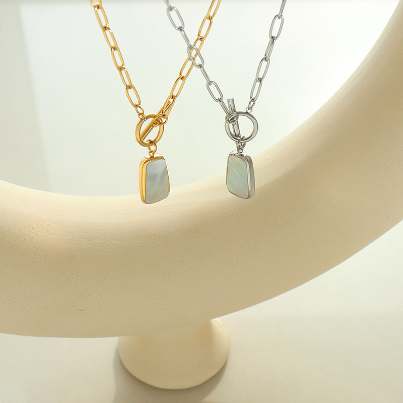Long-shaped pendant necklace with lustrous and elegant earrings